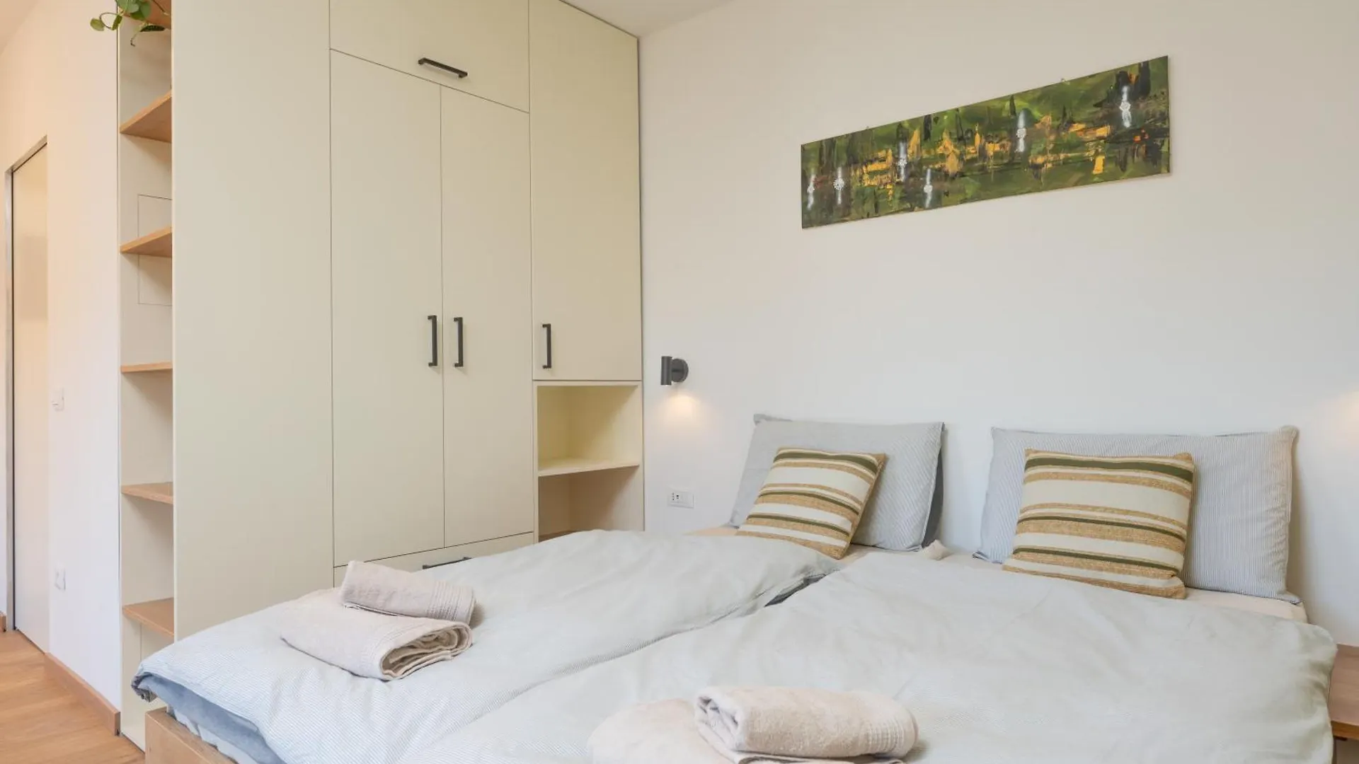 Wohnung Am Strand Mit Pool Sirmione Apartment