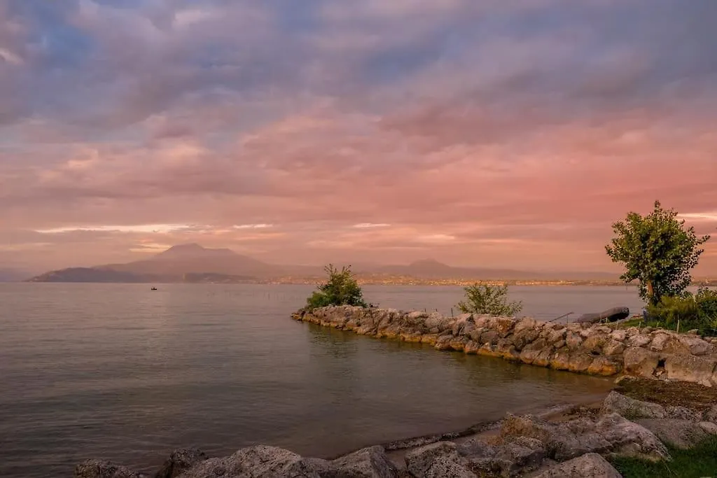 Wohnung Am Strand Mit Pool Sirmione Italy